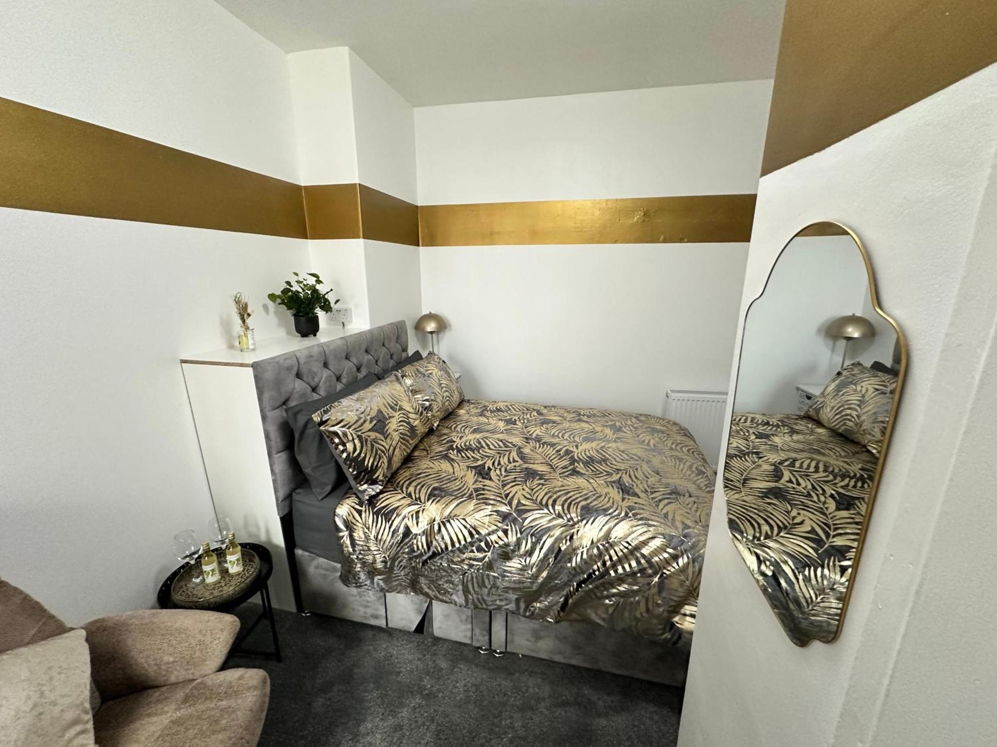 Runway - Minutes From Winter Gardens - Dog Friendly - Exceptionally Quiet - Very Close H&a Social Club (adults Only) *