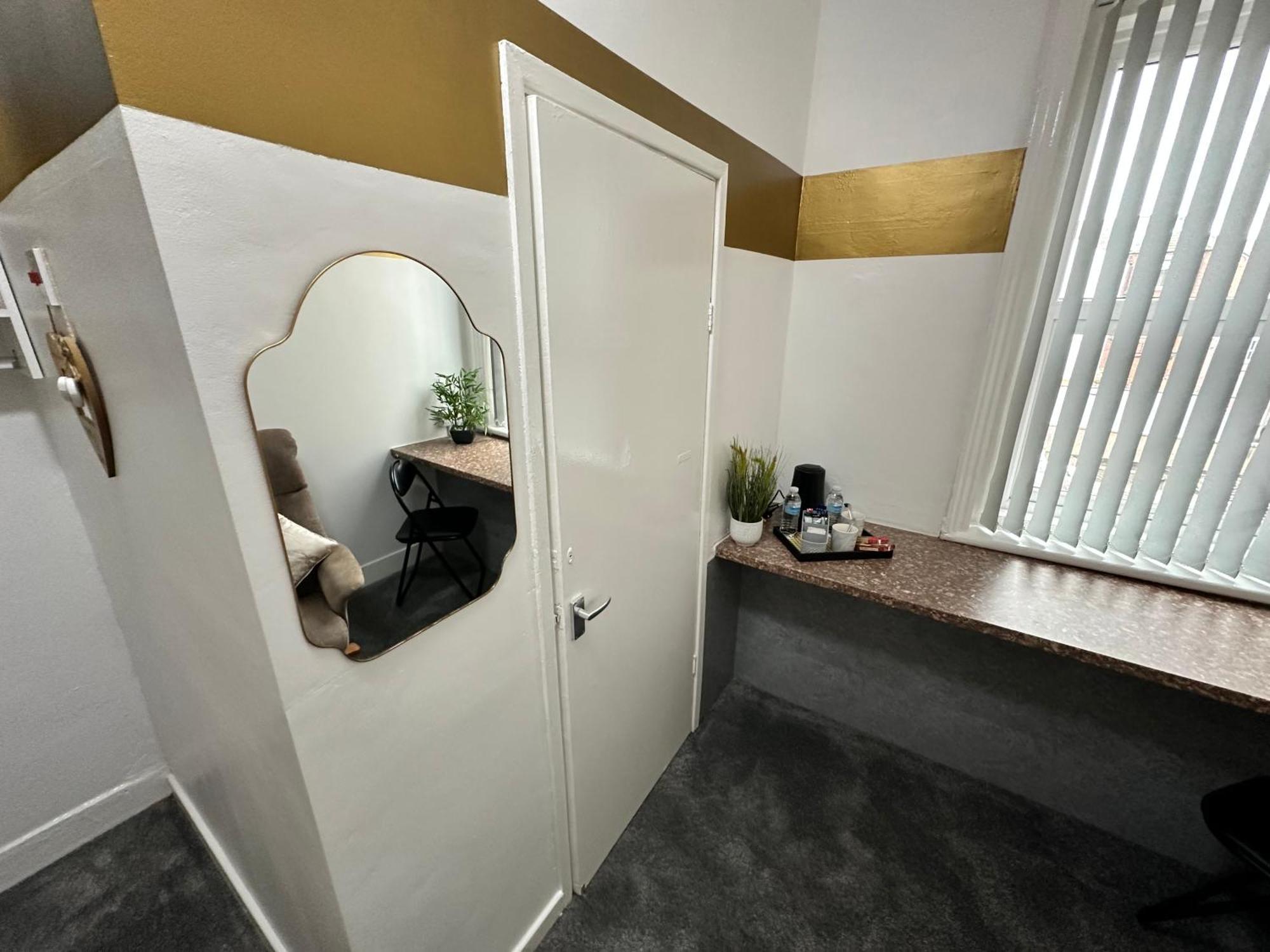 Runway - Minutes From Winter Gardens - Dog Friendly - Exceptionally Quiet - Very Close H&a Social Club (adults Only) Guest house *
