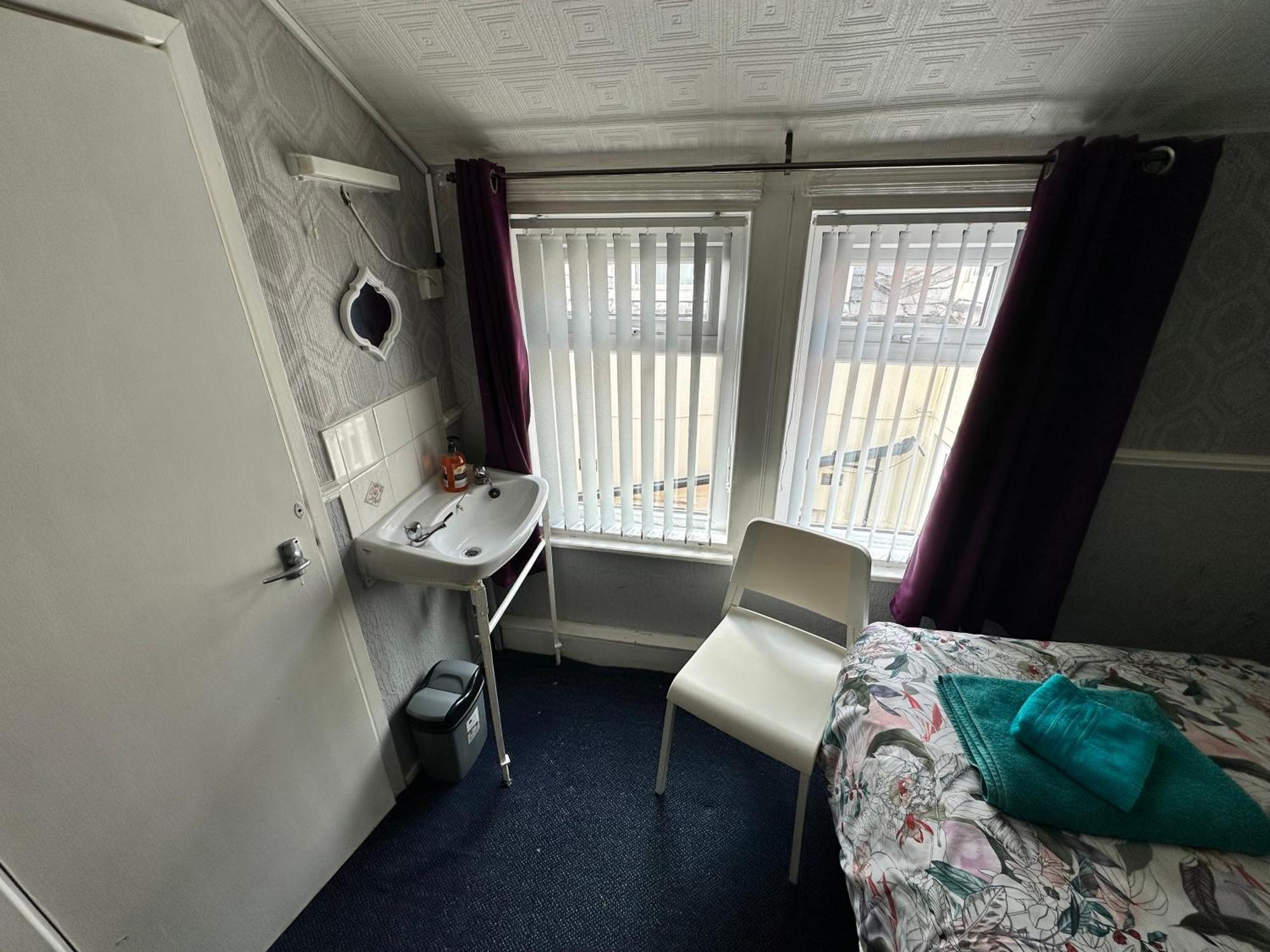 Runway - Minutes From Winter Gardens - Dog Friendly - Exceptionally Quiet - Very Close H&a Social Club (adults Only) Guest house *