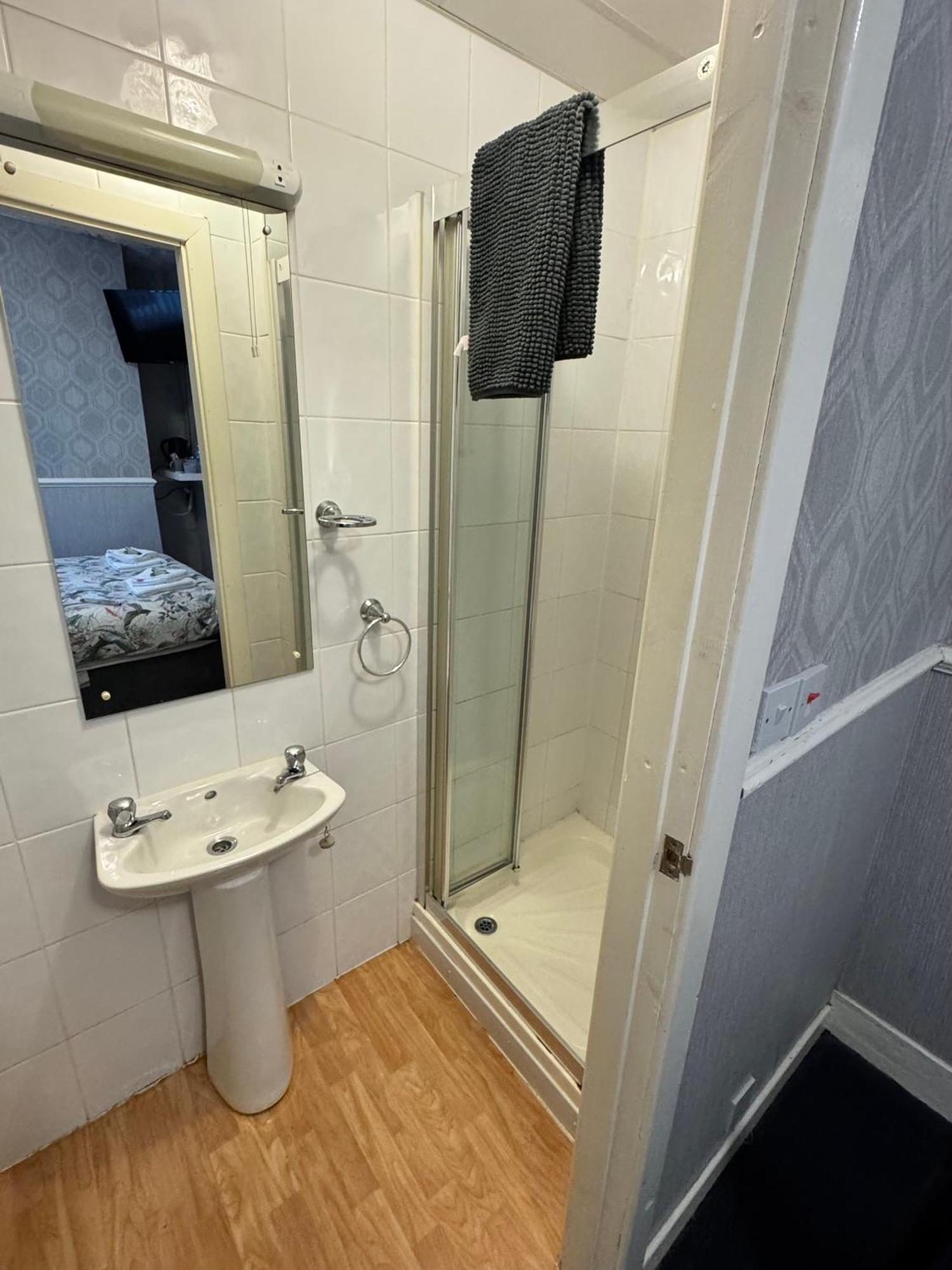 Runway - Minutes From Winter Gardens - Dog Friendly - Exceptionally Quiet - Very Close H&a Social Club (adults Only) Guest house *